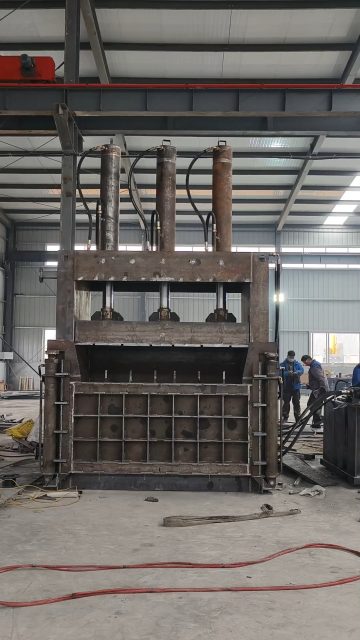 ⚙️ Heavy-Duty 315T All-Steel Vertical Baler | Irregular Scrap Metal Processing Showcase📹
315T full all-steel vertical baler specially designed for bulky & irregular scrap metal, loose iron scraps, waste steel, aluminum scrap. High extrusion force, thickened steel body for long heavy-load continuous work. Customizable bale size, factory direct supply & fast delivery.
#315TonMetalBaler #AllSteelScrapCompactor #ScrapMetalRecycling #HydraulicMetalBaler #industrialbalersystem